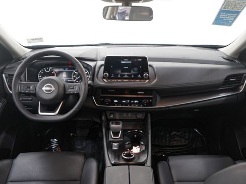 Used 2024 Nissan Rogue SV w/ SV Premium Package image 16