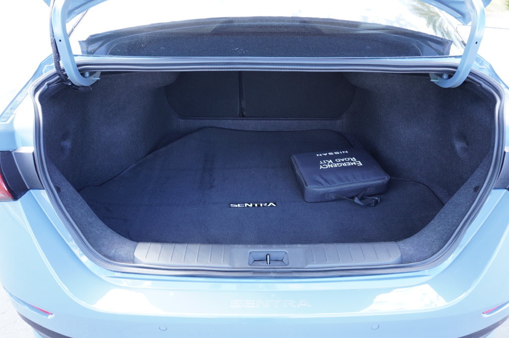 Certified 2025 Nissan Sentra SR FWD image 7