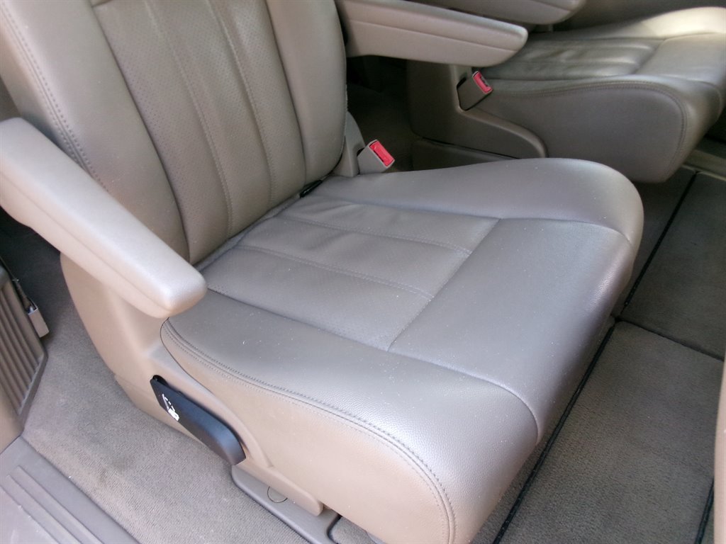Used 2013 Chrysler Town & Country Touring-L w/ Driver Convenience Group FWD image 28