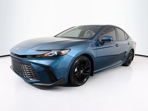 Used 2025 Toyota Camry SE FWD image 3