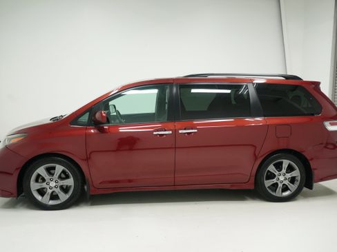 Used 2016 Toyota Sienna SE FWD image 7