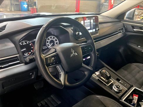 Used 2023 Mitsubishi Outlander SE image 8