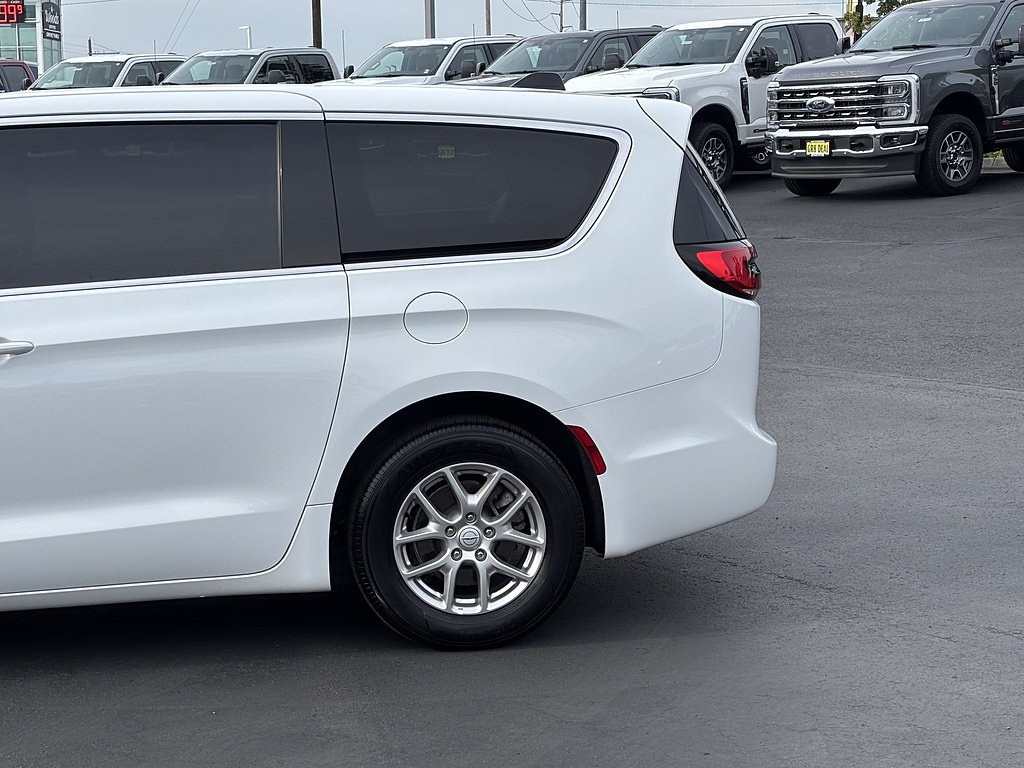 Used 2025 Chrysler Pacifica Select FWD image 11