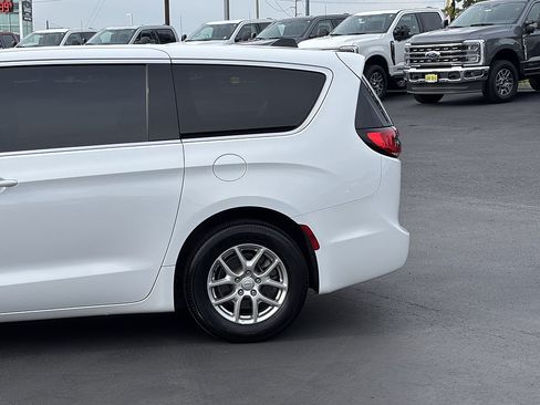 Used 2025 Chrysler Pacifica Select FWD image 11