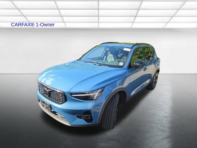Used 2025 Volvo XC40 B5 Ultra AWD/4WD image 2