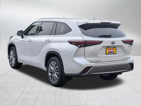 Used 2024 Toyota Highlander Platinum AWD/4WD image 6