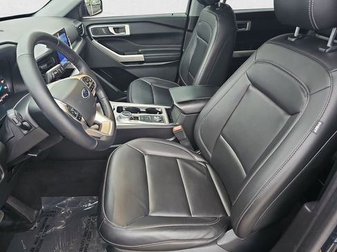 Used 2022 Ford Explorer XLT w/ Equipment Group 202A image 17