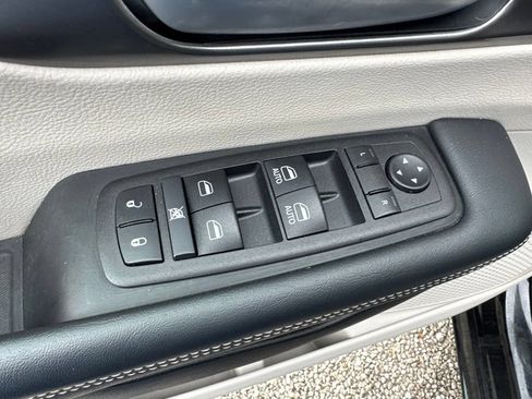 Used 2024 Chrysler Pacifica Touring-L FWD image 24