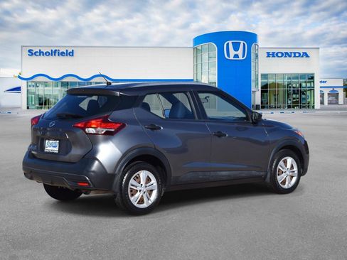 Used 2018 Nissan Kicks S image 3