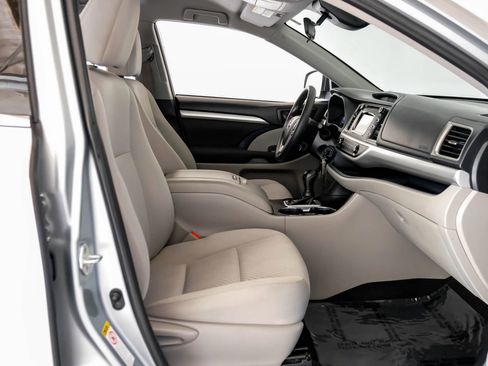 Used 2019 Toyota Highlander LE image 28
