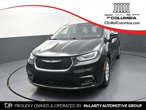 Used 2023 Chrysler Pacifica Touring-L FWD image 1