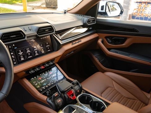 Used 2026 Lamborghini Urus SE AWD/4WD image 43