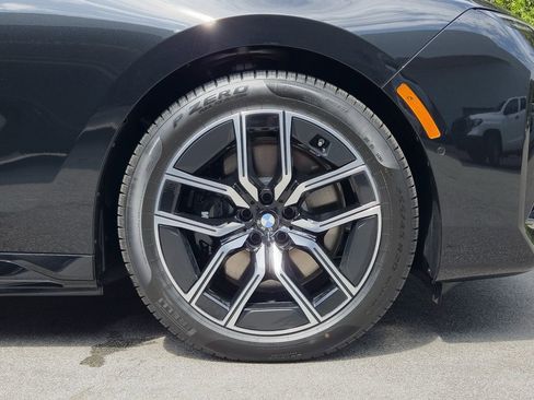 New 2026 BMW 750e xDrive w/ Premium Package image 9