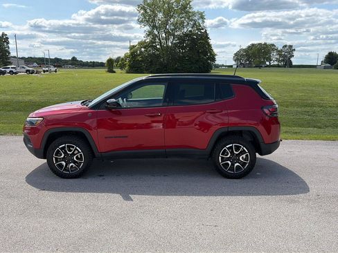 Used 2025 Jeep Compass Trailhawk w/ Trailhawk Elite Group AWD/4WD image 2