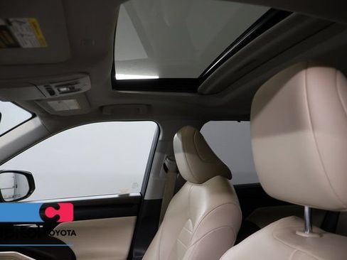 Used 2021 Toyota Highlander XLE AWD/4WD image 12