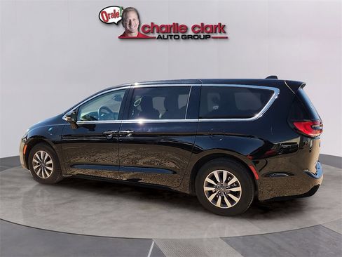 Used 2024 Chrysler Pacifica Select image 2
