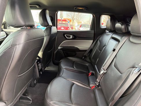 Used 2025 Jeep Compass Limited image 19