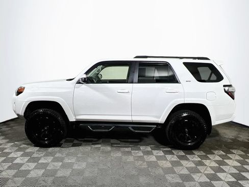 Certified 2018 Toyota 4Runner SR5 AWD/4WD image 4