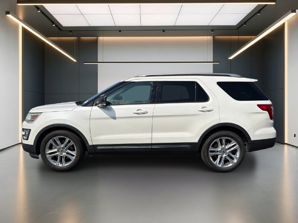 Used 2016 Ford Explorer XLT w/ Equipment Group 202A FWD image 2