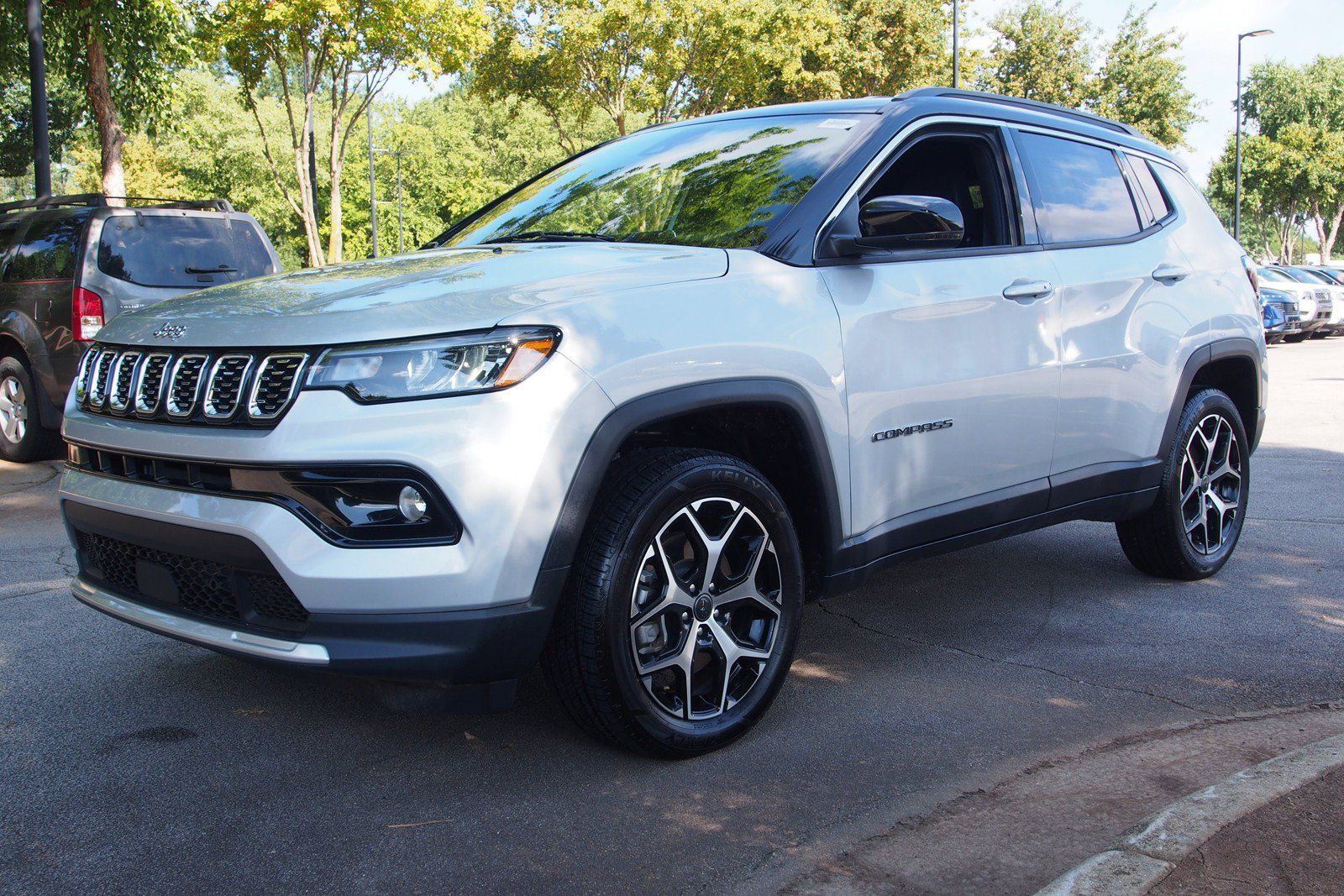 Used 2025 Jeep Compass Limited AWD/4WD image 3