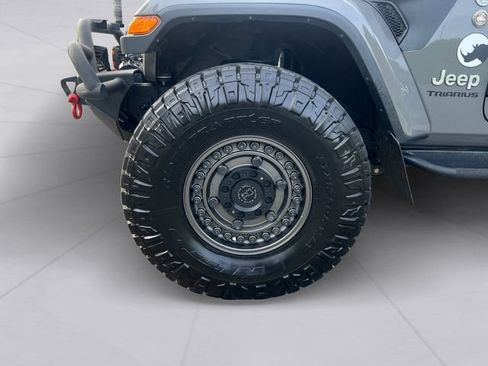 Used 2020 Jeep Gladiator Overland w/ LED Lighting Group AWD/4WD image 9