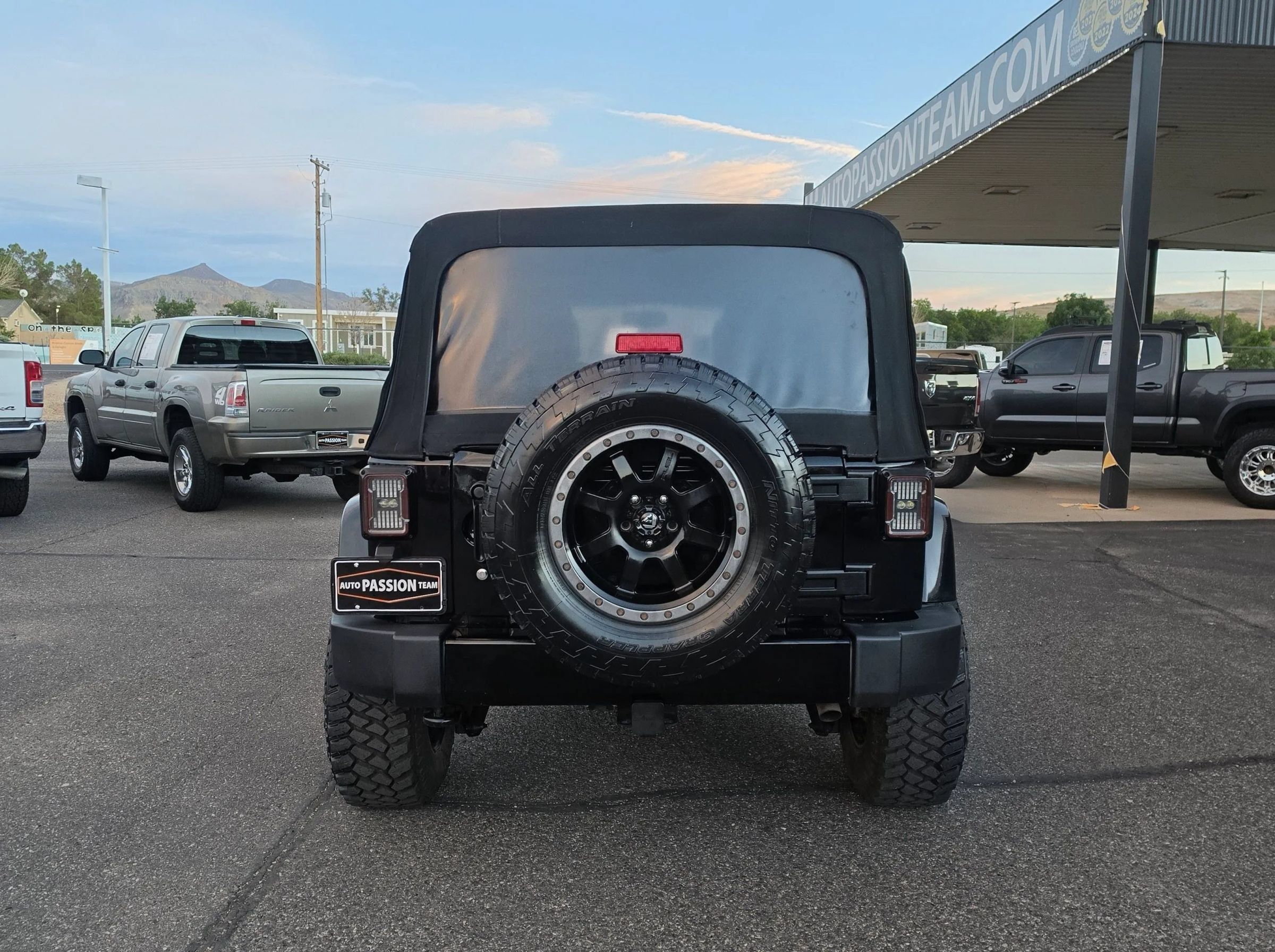 Used 2017 Jeep Wrangler Unlimited Sahara AWD/4WD image 4
