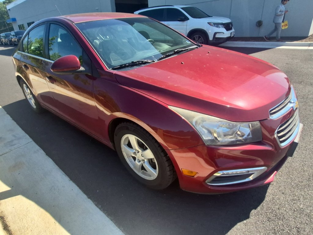 Used 2015 Chevrolet Cruze LT w/ Technology Package FWD image 3