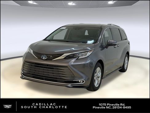 Used 2021 Toyota Sienna Limited image 1