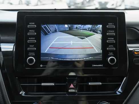 Used 2021 Toyota Camry SE image 14