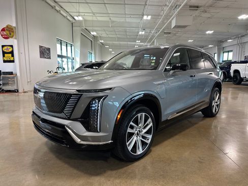 Used 2026 Cadillac Vistiq Luxury AWD/4WD image 3
