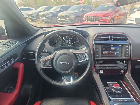 Used 2017 Jaguar F-PACE S image 19