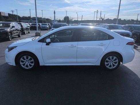 Used 2022 Toyota Corolla LE FWD image 2