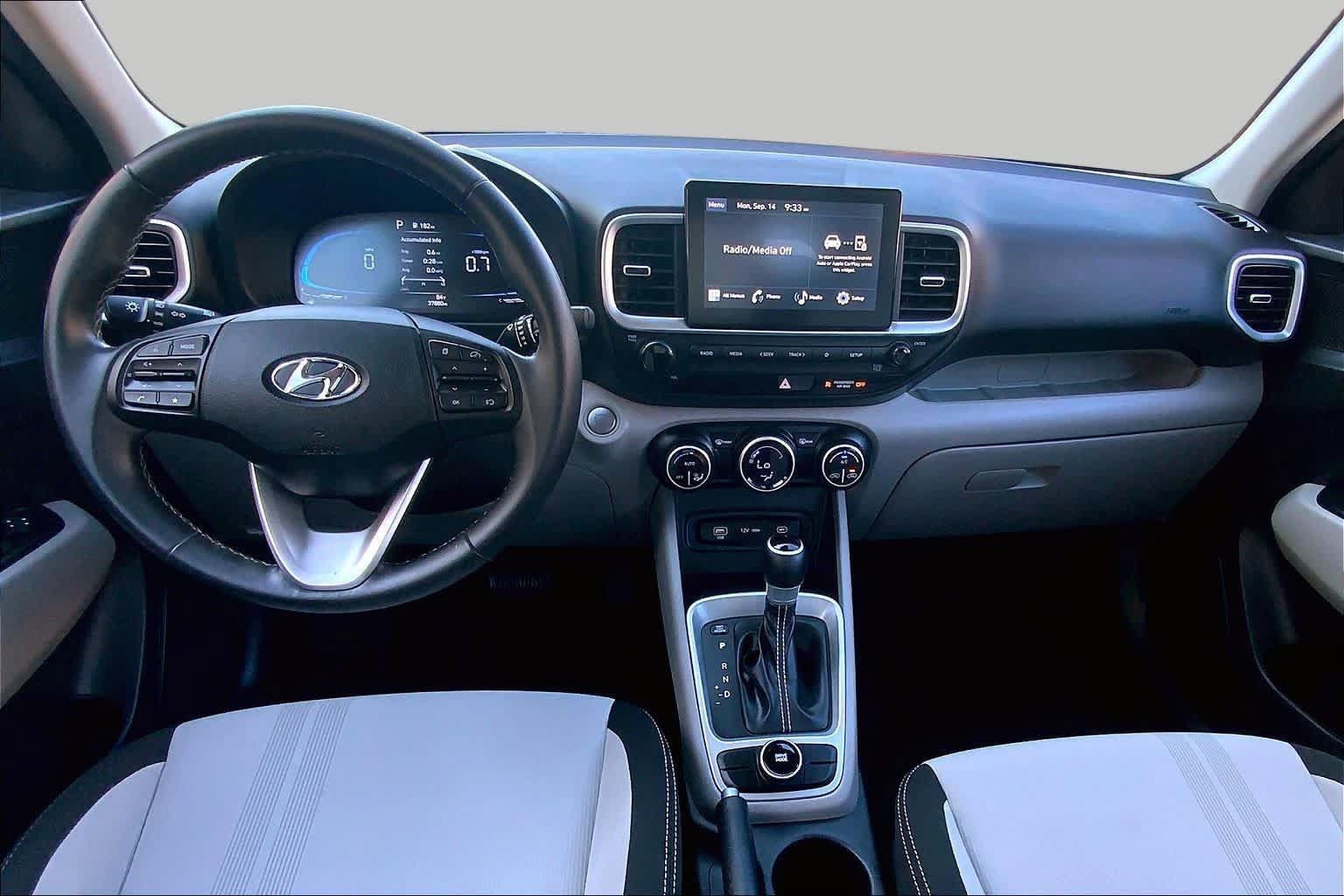 Certified 2025 Hyundai Venue SEL FWD image 15