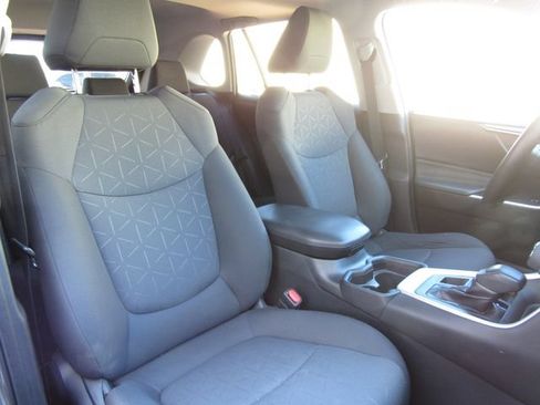 Used 2019 Toyota RAV4 XLE w/ Carpet Mat Package AWD/4WD image 18