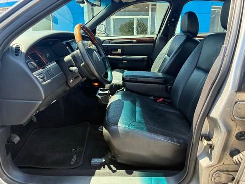 Used 2006 Lincoln Town Car Signature Limited RWD image 9