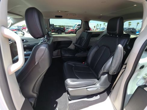 Used 2023 Chrysler Pacifica Touring-L FWD image 4