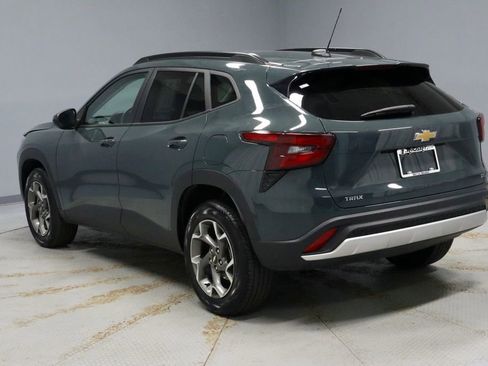 Used 2025 Chevrolet Trax LT w/ LT Convenience Package image 8