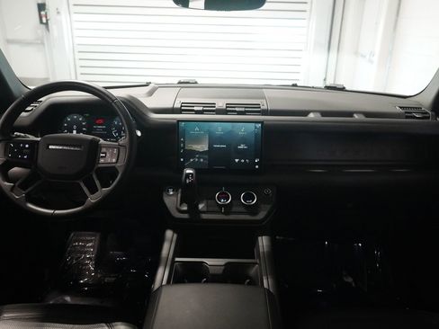 Used 2025 Land Rover Defender 130 X-Dynamic SE AWD/4WD image 15