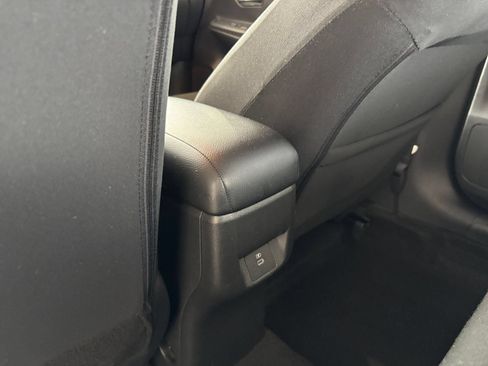 Used 2025 Nissan Versa SV FWD image 23