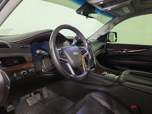 Used 2019 Cadillac Escalade Luxury AWD/4WD image 15