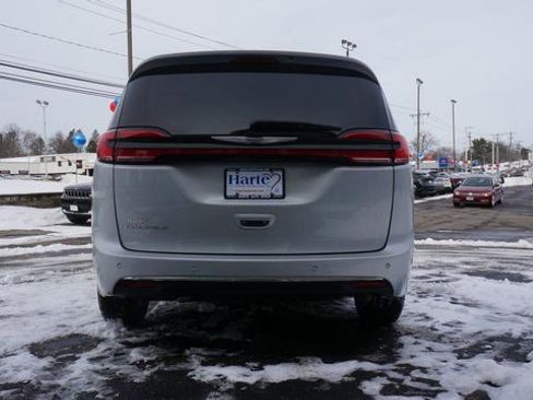 Used 2024 Chrysler Pacifica Touring-L image 7