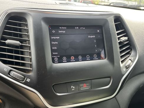 Used 2019 Jeep Cherokee Latitude Plus AWD/4WD image 18
