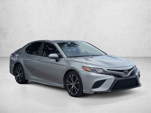 Used 2020 Toyota Camry SE FWD image 3
