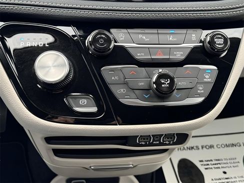 Used 2023 Chrysler Pacifica Touring-L image 15