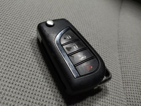 Used 2021 Toyota Corolla LE image 32