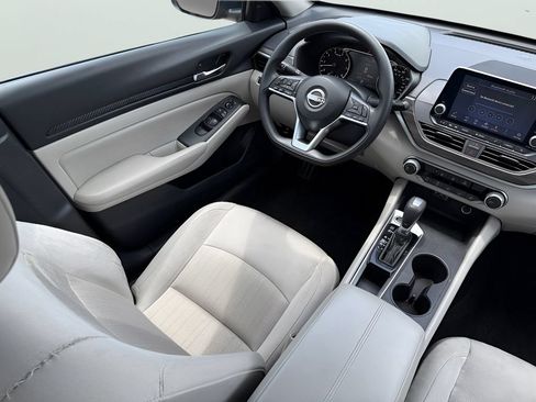 Used 2025 Nissan Altima 2.5 SV FWD image 24
