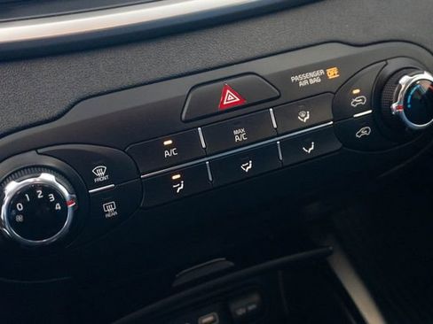 Used 2020 Kia Sorento LX FWD image 23