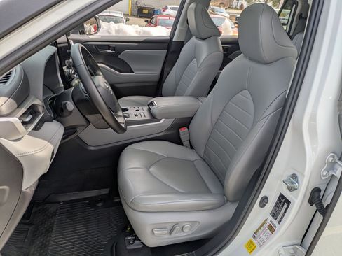 Used 2023 Toyota Highlander XLE image 7