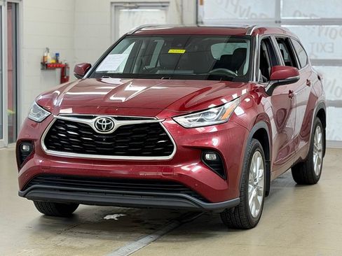 Used 2021 Toyota Highlander Limited AWD/4WD image 3