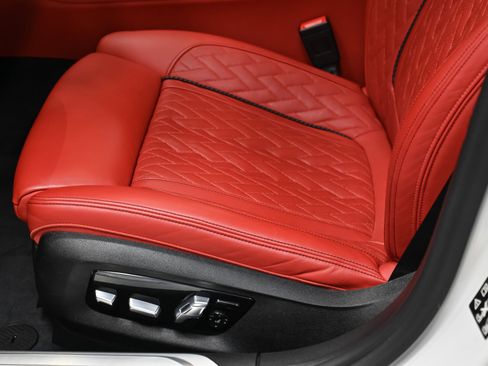 Used 2022 BMW ALPINA B7 xDrive w/ Luxury Rear Seating Package image 27